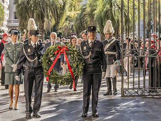 La comitiva de autoridades y numerosas personas se dirige a la vecina iglesia del portillo. Foto cedida por la Asociación Cultural “Los Sitios de Zaragoza”.